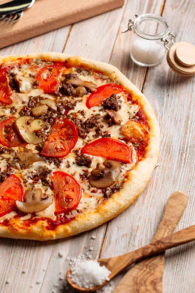 Pizza de carne picada com cogumelos e tomates — Fotografia de Stock