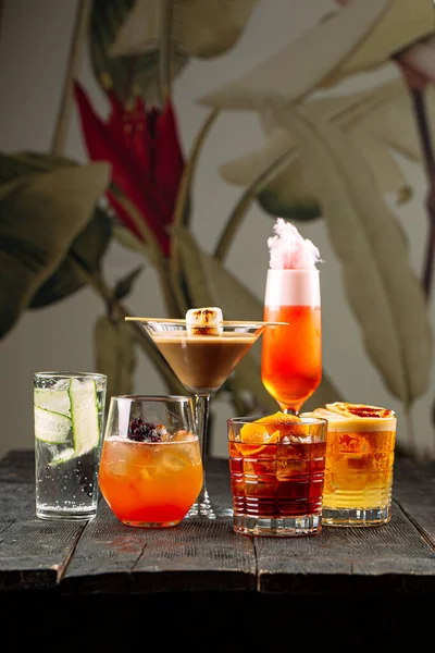 Varietà di diversi cocktail alcolici dolci mix — Foto Stock