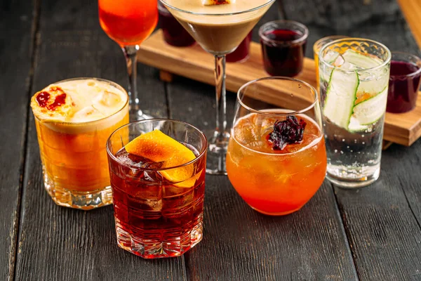 Farklı tatlı karışımlı alkollü kokteyller.