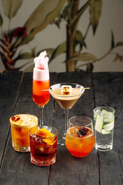 Variété de différents cocktails alcoolisés de mélange sucré — Photo