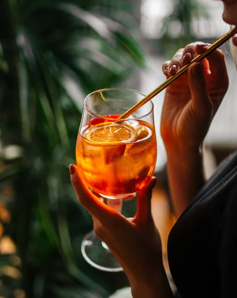 Frau trinkt Aperol-Spritz-Cocktail mit Strohhalm — Stockfoto