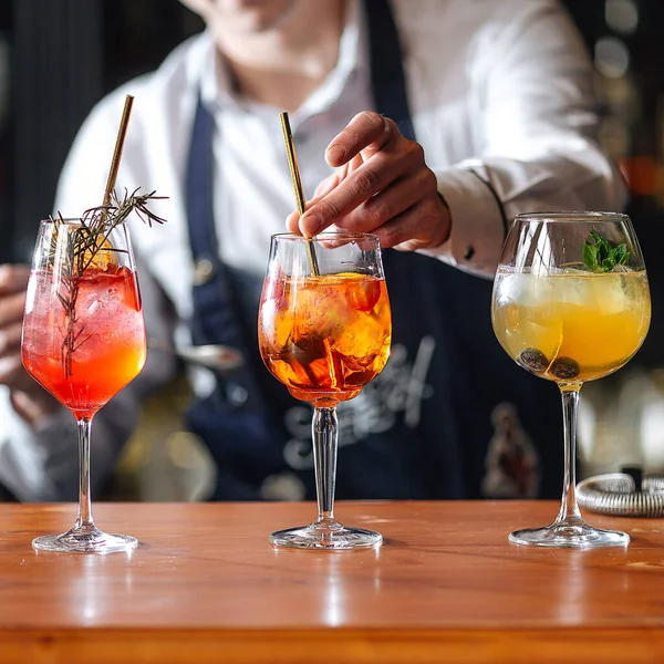 Barkeeper macht alkoholische Cocktails mit einem Strohhalm — Stockfoto