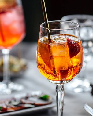Şarap kadehinde taze aperol spreyi kokteyli.