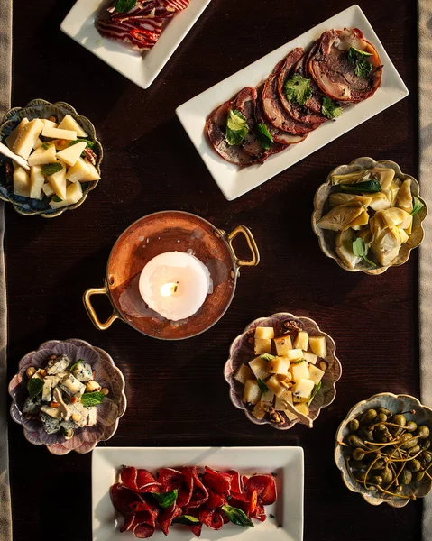 Bord serveras med de olika gourmetförrätterna — Stockfoto