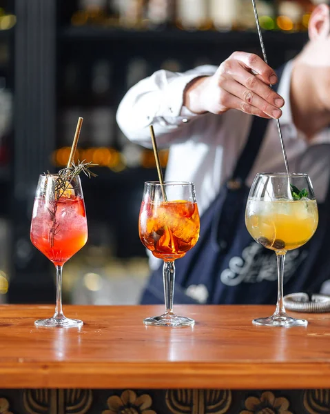 Cantinero haciendo cócteles alcohólicos con paja — Foto de Stock