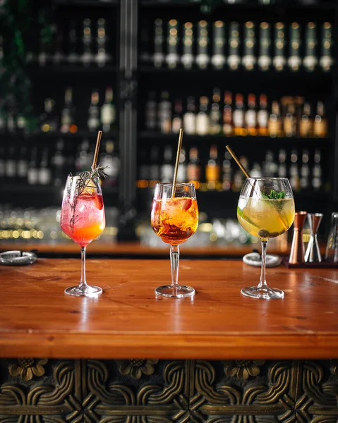 Copas de diferentes cócteles de frutas en el escritorio del bar — Foto de Stock