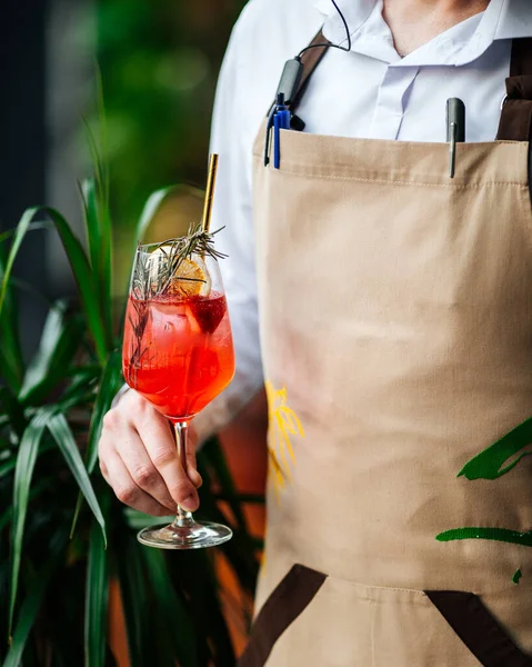 Camarero sosteniendo una copa de aperol spritz cóctel — Foto de Stock