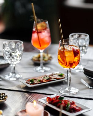 Aperol spritz kokteylleri servis edilen masada.