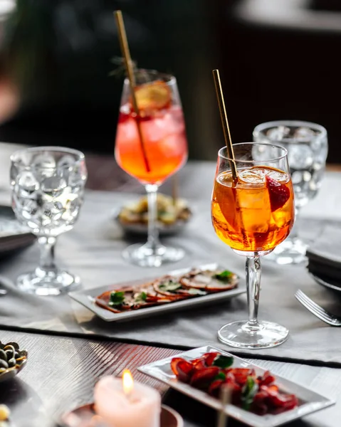 Cócteles Aperol spritz en la mesa servida — Foto de Stock