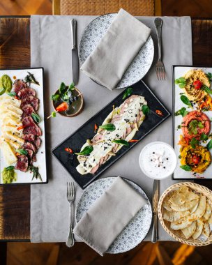 Avrupa füzyon aperatifleriyle servis edilen masa.