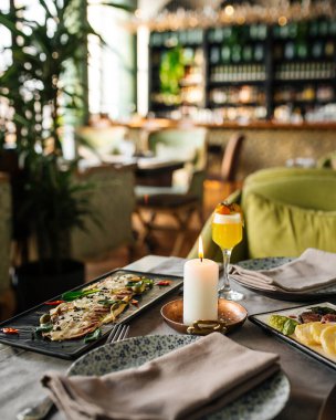 Avrupa füzyon aperatifleriyle servis edilen masa.