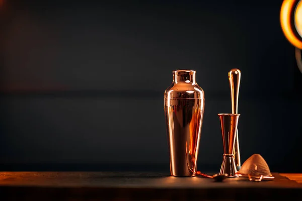 Tahta masaya titretici yerleştirilmiş bakır bar araçları