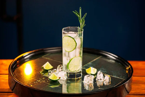 Свіжий джин-тонічний коктейль з розмарином і лаймом — стокове фото