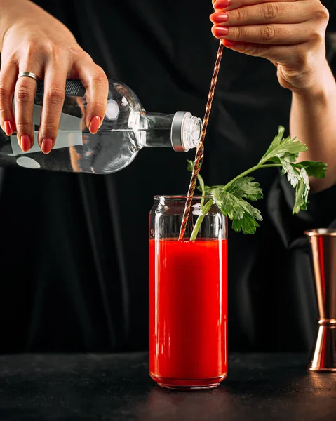 Gros plan sur la fabrication de cocktail Mary sanglant avec du céleri — Photo