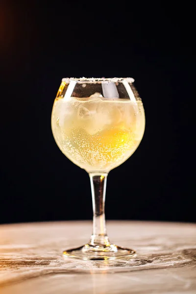 Primo piano su vetro di cocktail margarita con sale — Foto Stock