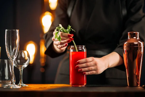 Mujer haciendo sangriento cóctel Mary con apio — Foto de Stock