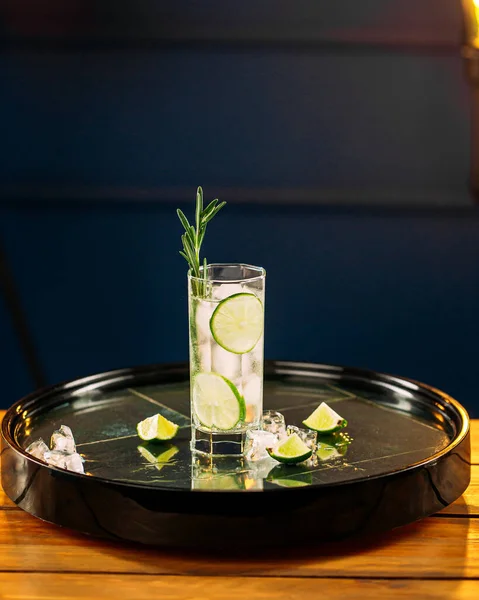 Frischer Gin Tonic Cocktail mit Rosmarin und Limette — Stockfoto