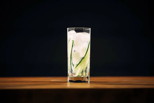Склянка зі свіжого джинсового тонічного коктейлю з огірком — стокове фото