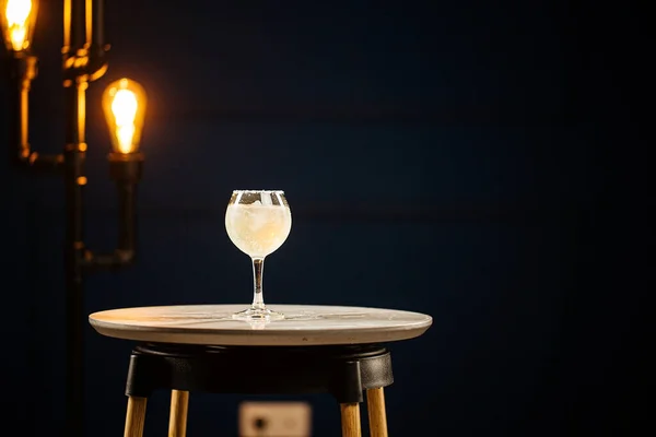 Glas Margarita-Cocktail mit Salz auf dem Tisch — Stockfoto