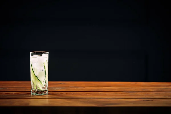 Склянка зі свіжого джинсового тонічного коктейлю з огірком — стокове фото