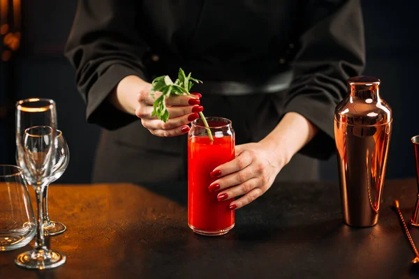 Primo piano sulla preparazione di cocktail Maria sanguinosa con sedano — Foto Stock