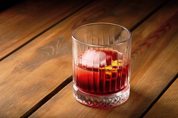Cocktail negroni vista laterale in vecchio vetro moda — Foto Stock