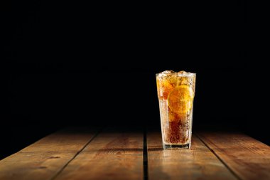 Long Island buzlu çay kokteyli ahşap masada.