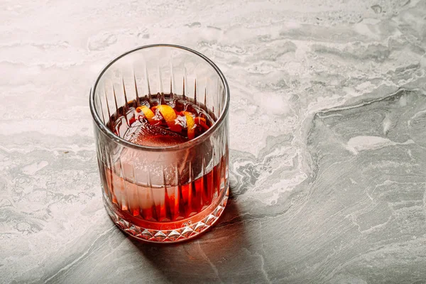 Closeup negroni cocktail em vidro de moda antiga — Fotografia de Stock