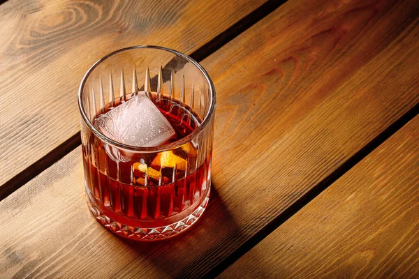 Gros plan sur le cocktail negroni en verre à l'ancienne — Photo