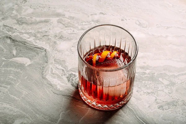 Gros plan negroni cocktail en vieux verre de mode — Photo