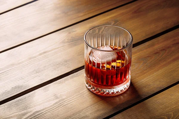 Gros plan sur le cocktail negroni en verre à l'ancienne — Photo