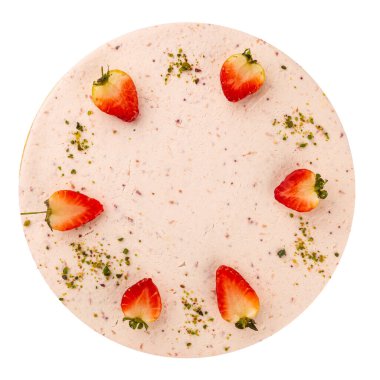 İzole edilmiş çilekli pandispanya ve peynir kreması.