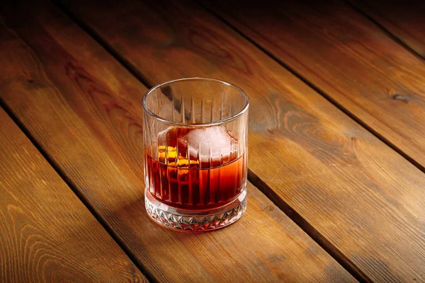 Gros plan sur le cocktail negroni en verre à l'ancienne — Photo
