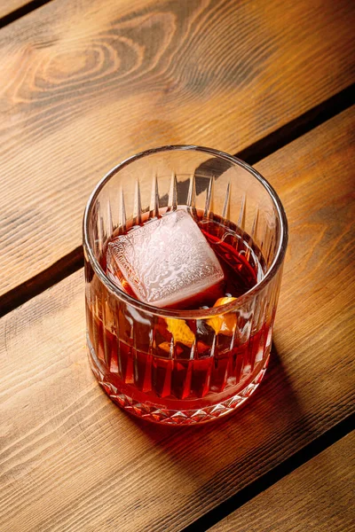Nahaufnahme vom Negroni-Cocktail im Altmodeglas — Stockfoto