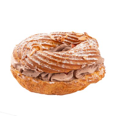 İzole edilmiş tatlı Paris-Brest pastası, kahve kremalı.