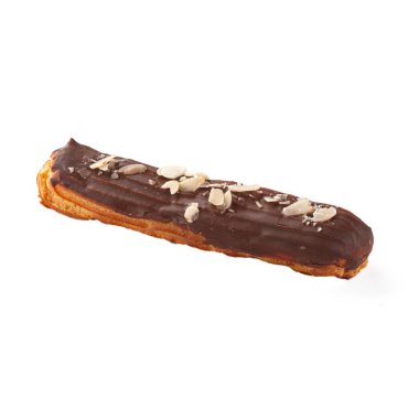 İzole edilmiş çikolatalı ekler beyazın üstünde kek yapıyor.