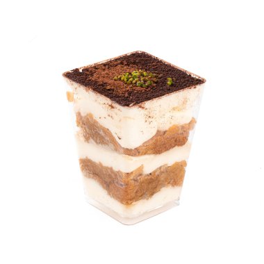 Beyaz bardakta ayrı bir tiramisu tatlısı.
