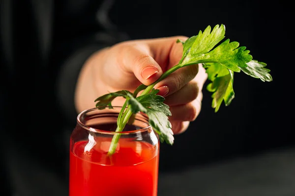 Cocktail Mary sanglant à la main avec céleri — Photo