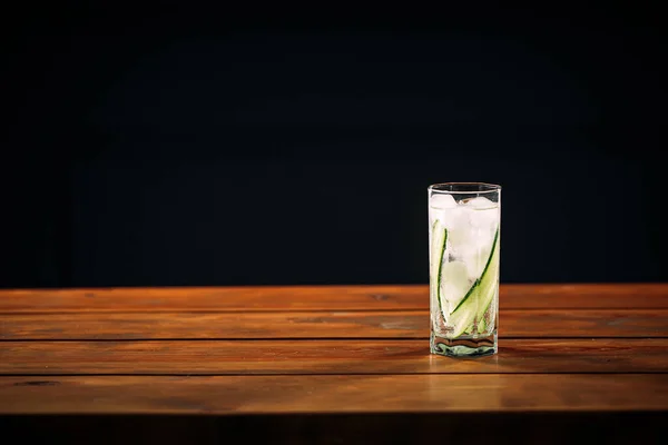 Cóctel de gin tonic fresco con romero y lima — Foto de Stock