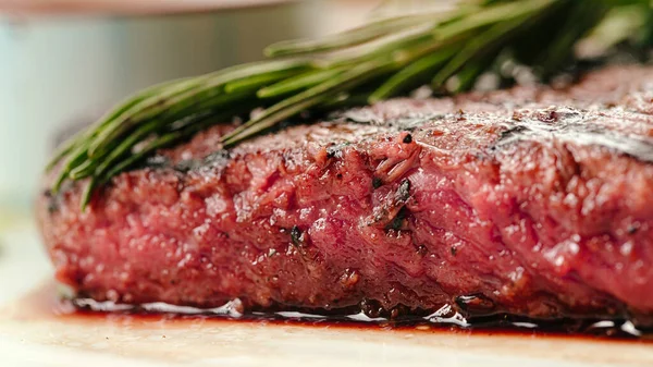 Primer plano de carne asada filete medio raro —  Fotos de Stock