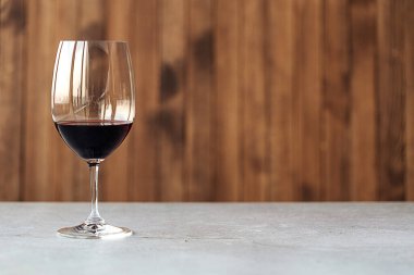 Masadaki kırmızı şarap bardağına yan bakış.