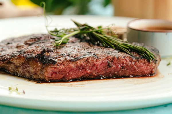 Detailní záběr na pečený hovězí středně propečený steak — Stock fotografie