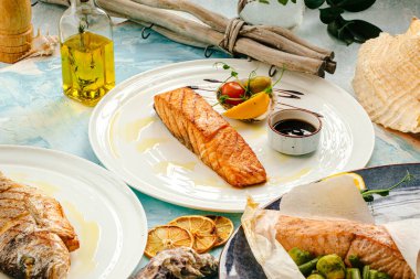 Sos soslu ızgara somon bifteği.