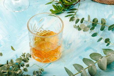 Eski moda viski bardağına yaklaş.