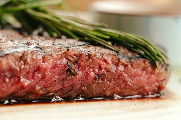 Detailní záběr na pečený hovězí středně propečený steak — Stock fotografie