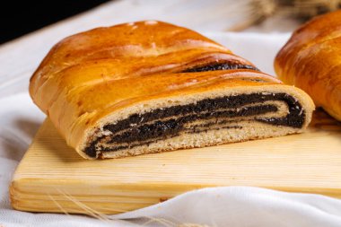 Tahtadaki haşhaşlı çöreğe yaklaş.