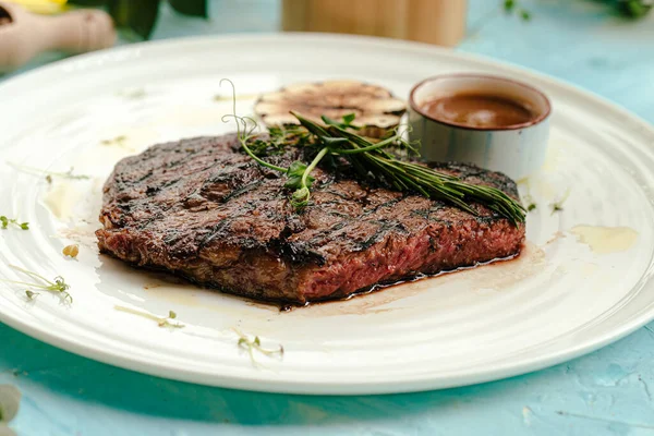 Grilovaný hovězí steak střední pečeně s rozmarýnem — Stock fotografie