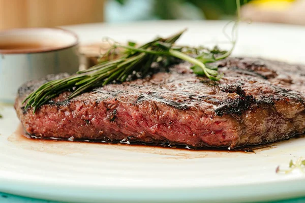 Detailní záběr na pečený hovězí středně propečený steak — Stock fotografie