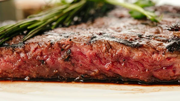 Detailní záběr na pečený hovězí středně propečený steak — Stock fotografie