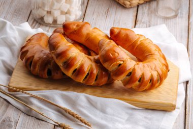 Üç taze çöreğe yan bakış.